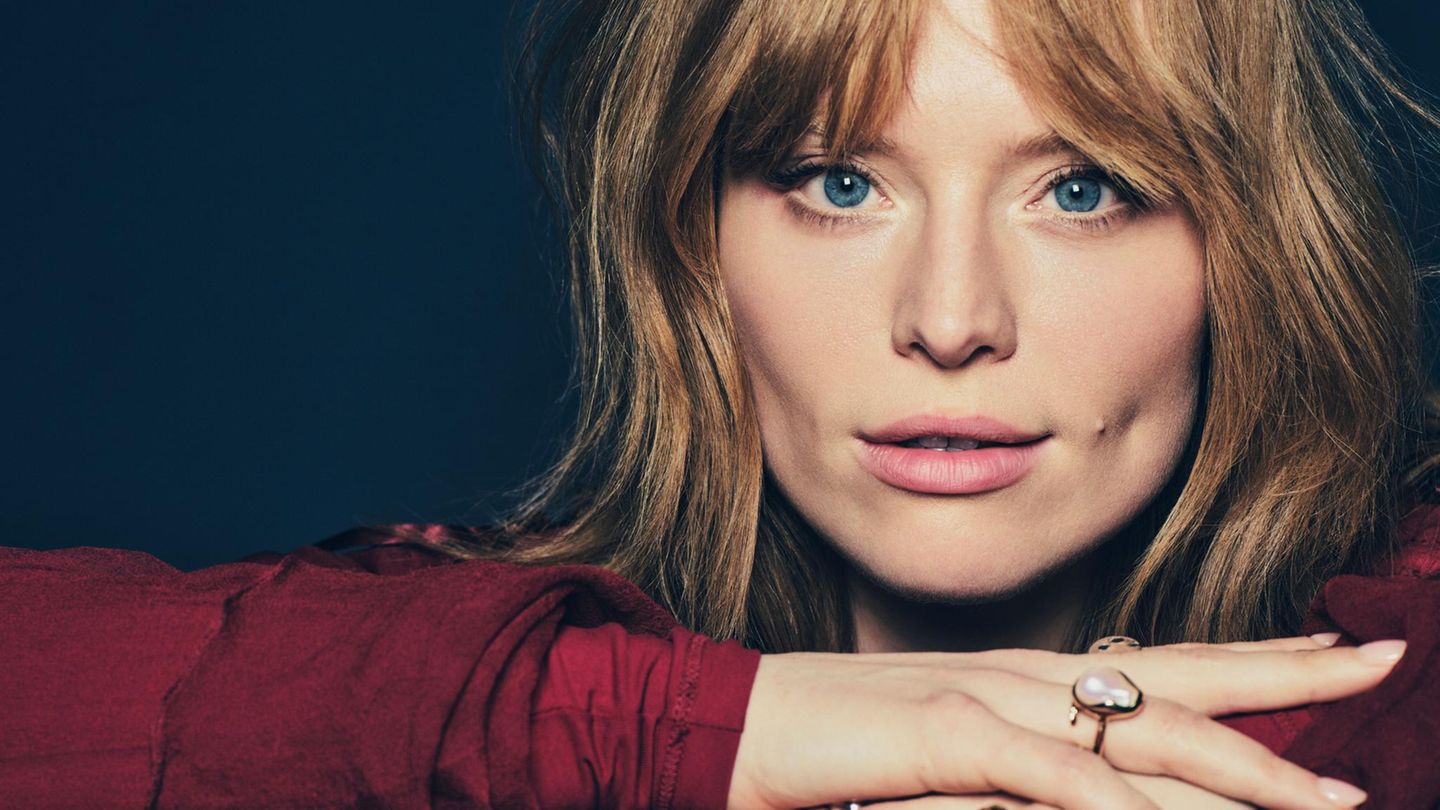 Interview: Freya Ridings: „Die Musikindustrie zwang mich zur Trennung von meinem Mann“