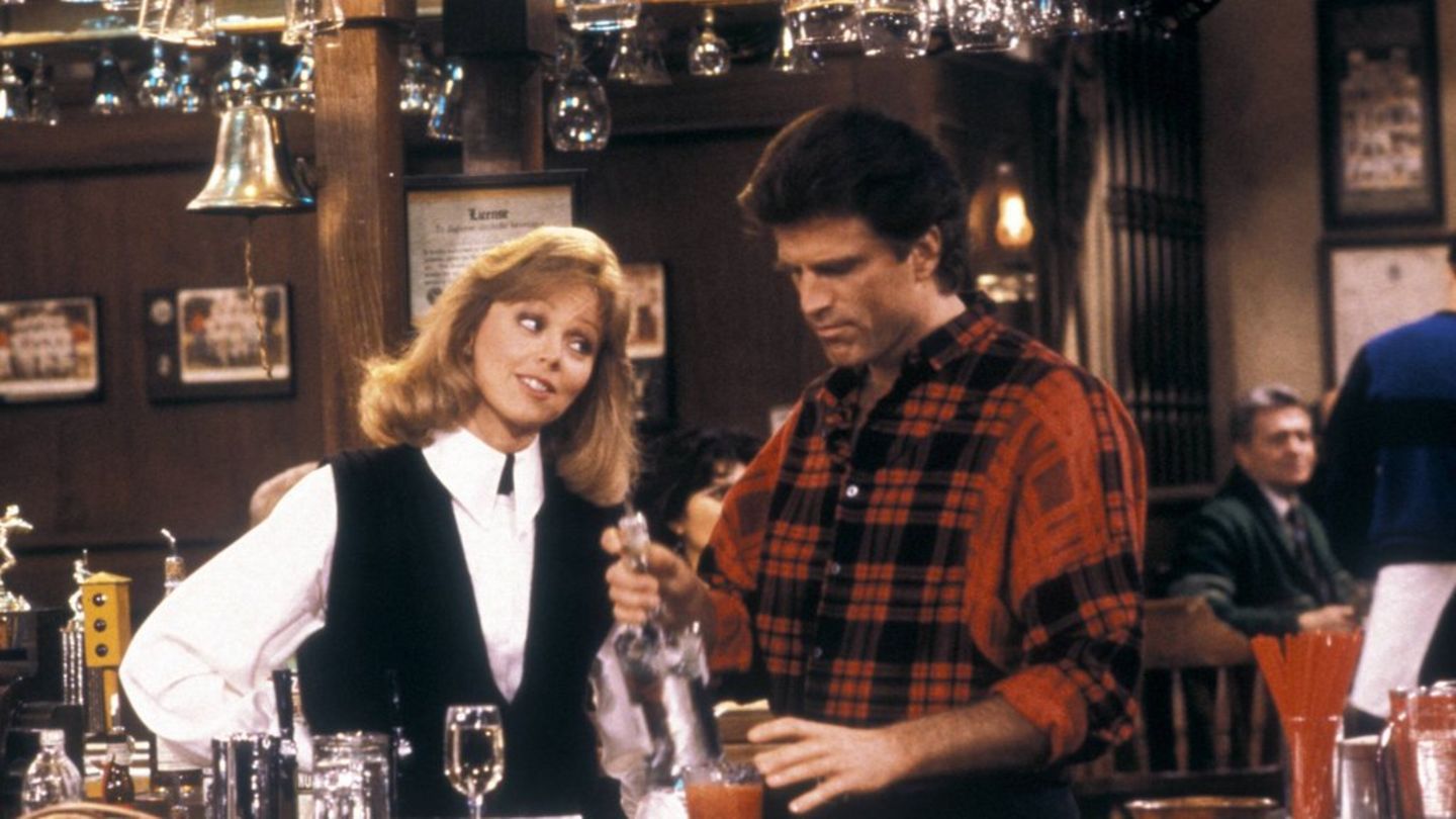 Sie schrieben Fernsehgeschichte mit „Cheers“: Ted Danson und seine Kollegin Shelley Long an der berühmten Bar der Serie.