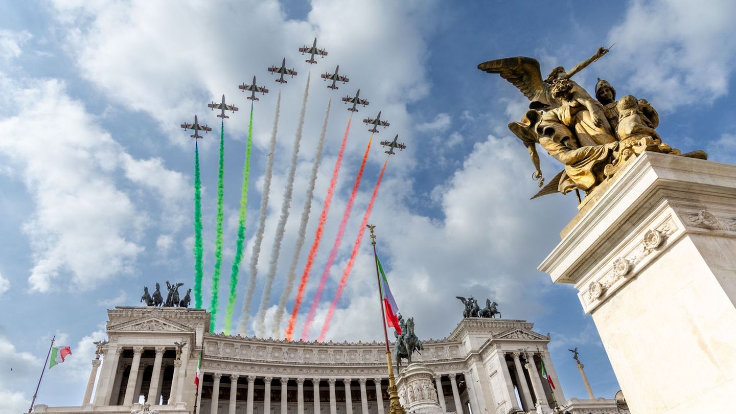 Rom, Italien. Die Kunstflugstaffel „Frecce Tricolori“ fliegt anlässlich der Feierlichkeiten zum Tag der Republik über das Nationaldenkmal für Viktor Emanuel II. Italien hat mit einer großen Parade in Rom den 80. Jahrestag der Republik-Gründung gefeiert. Vor genau 80 Jahren – am 2. Juni 1946 – schafften die Italiener in einem Referendum die Monarchie ab und entschieden sich für die Republik. Es war die erste freie Wahl nach der mehr als 20-jährigen Diktatur des Faschisten Benito Mussolini (1883–1945).