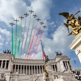 Rom, Italien. Die Kunstflugstaffel „Frecce Tricolori“ fliegt anlässlich der Feierlichkeiten zum Tag der Republik über das Nationaldenkmal für Viktor Emanuel II. Italien hat mit einer großen Parade in Rom den 80. Jahrestag der Republik-Gründung gefeiert. Vor genau 80 Jahren – am 2. Juni 1946 – schafften die Italiener in einem Referendum die Monarchie ab und entschieden sich für die Republik. Es war die erste freie Wahl nach der mehr als 20-jährigen Diktatur des Faschisten Benito Mussolini (1883–1945).