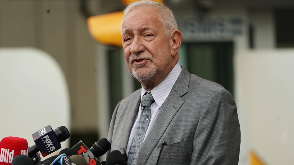 Anwalt Mark Geragos spricht in mehrere Mikorfone