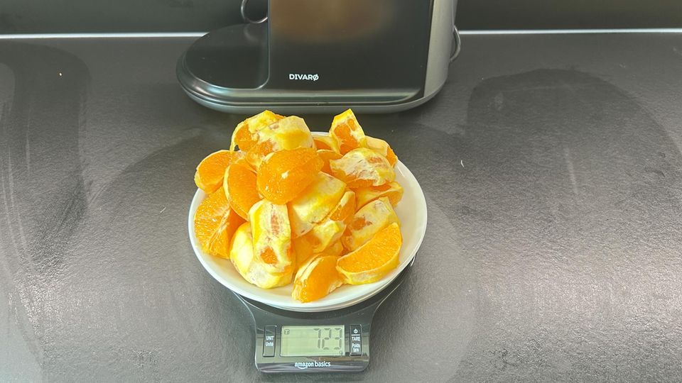 723 Gramm haben wir aus rund einem Kilogramm Orangen geschält