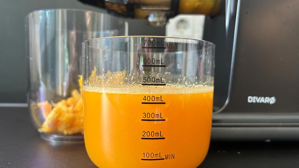 450 Milliliter Saft presst der günstige Slow Juicer aus den Orangen.