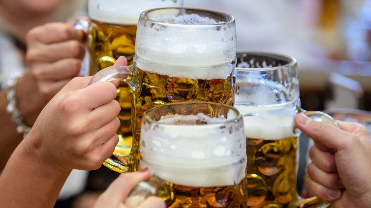 Das Wiesnbier wird eigens für das Volksfest gebraut und ist mit etwa sechs Prozent Alkoholgehalt besonders stark. (Archivbild) F