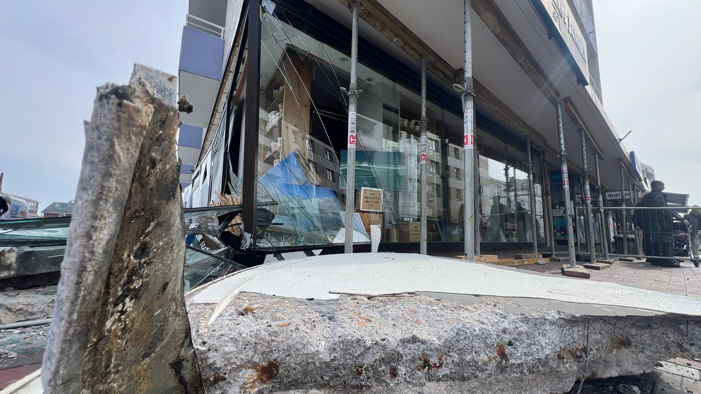 Viele Geschäfte mussten zunächst geschlossen bleiben, weil die Schaufenster zersplittert sind und die Eingänge nicht passierbar