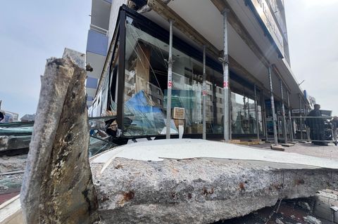 Viele Geschäfte mussten zunächst geschlossen bleiben, weil die Schaufenster zersplittert sind und die Eingänge nicht passierbar