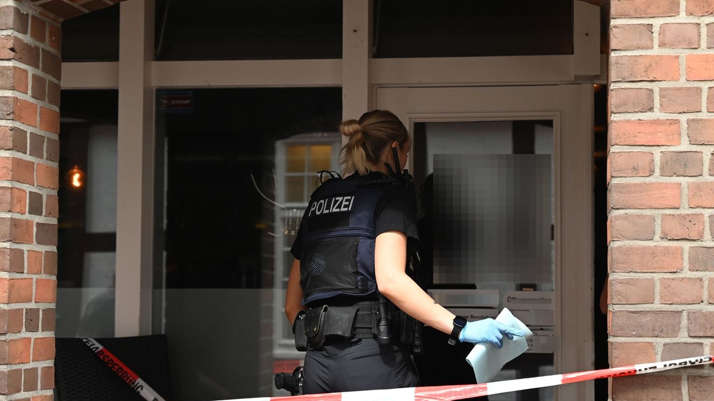 In Rendsburg sorgt ein Hinweis auf eine Waffe für einen Polizeieinsatz. Foto: Katrin Luxenburger/dpa