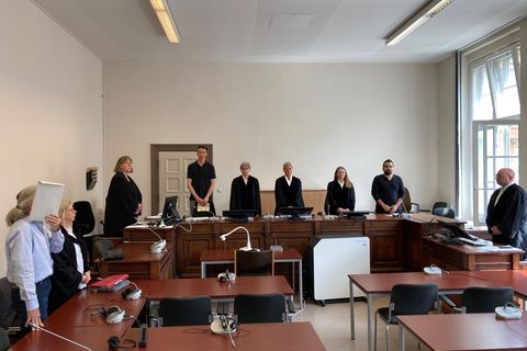 Der Angeklagte steht zu Beginn des Prozesses um versuchten Mord vor der Großen Strafkammer und verdeckt sein Gesicht vor den Pre