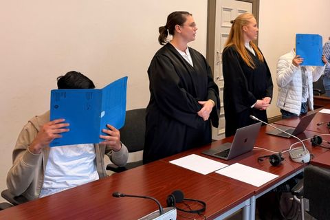 Wegen versuchten Mordes stehen zwei junge Männer in Hamburg vor Gericht. Einer von ihnen soll mit einem Messer mehrfach auf eine