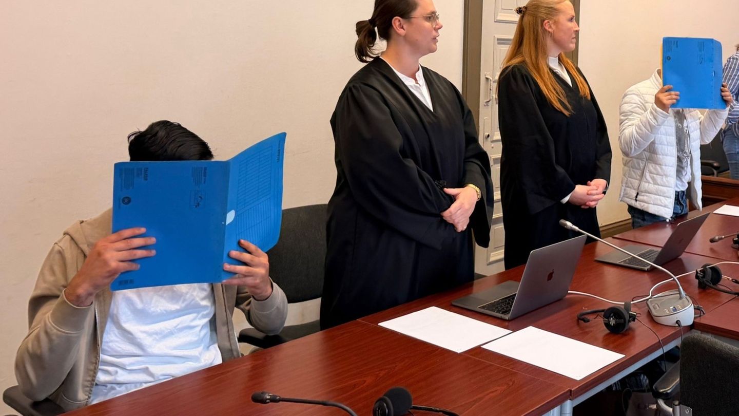 Wegen versuchten Mordes stehen zwei junge Männer in Hamburg vor Gericht. Einer von ihnen soll mit einem Messer mehrfach auf eine