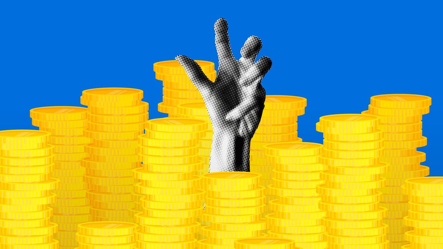 Gehalt: Hand ragt auf Geldtürmen