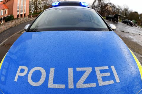 Ein Pflasterstein ist in Kiel auf einen Polizeiwagen geworfen worden. (Symbolbild) Foto: Carsten Rehder/dpa