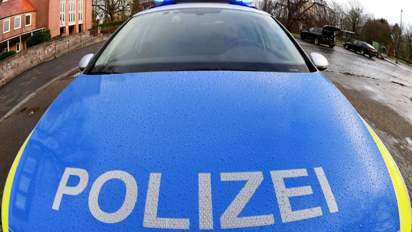 Ein Pflasterstein ist in Kiel auf einen Polizeiwagen geworfen worden. (Symbolbild) Foto: Carsten Rehder/dpa