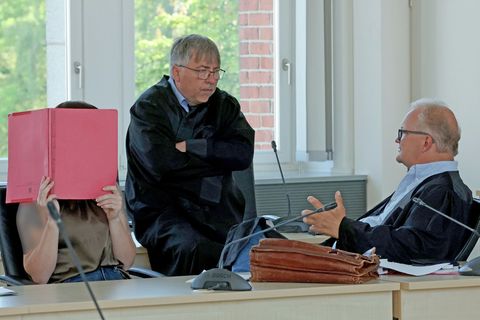 Die Angeklagte (l-r) und ihre Rechtsanwälte im Gerichtssaal. Foto: Bernd Wüstneck/dpa