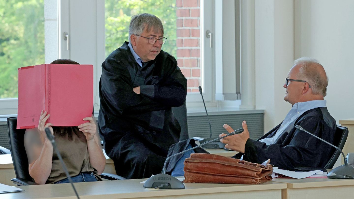 Die Angeklagte (l-r) und ihre Rechtsanwälte im Gerichtssaal. Foto: Bernd Wüstneck/dpa