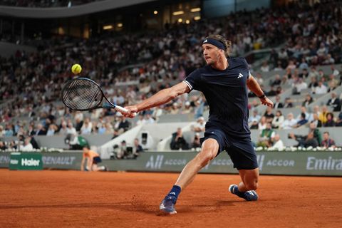 Alexander Zverev bei einem Rückhandschlag in der Defensive. Foto: Dimitar Dilkoff/AFP/dpa