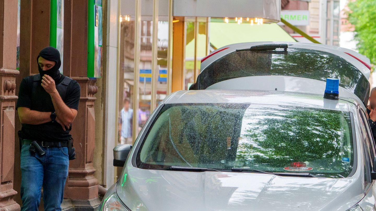 Die genauen Hintergründe des Einsatzes sind bisher unklar. Foto: Andreas Arnold/dpa