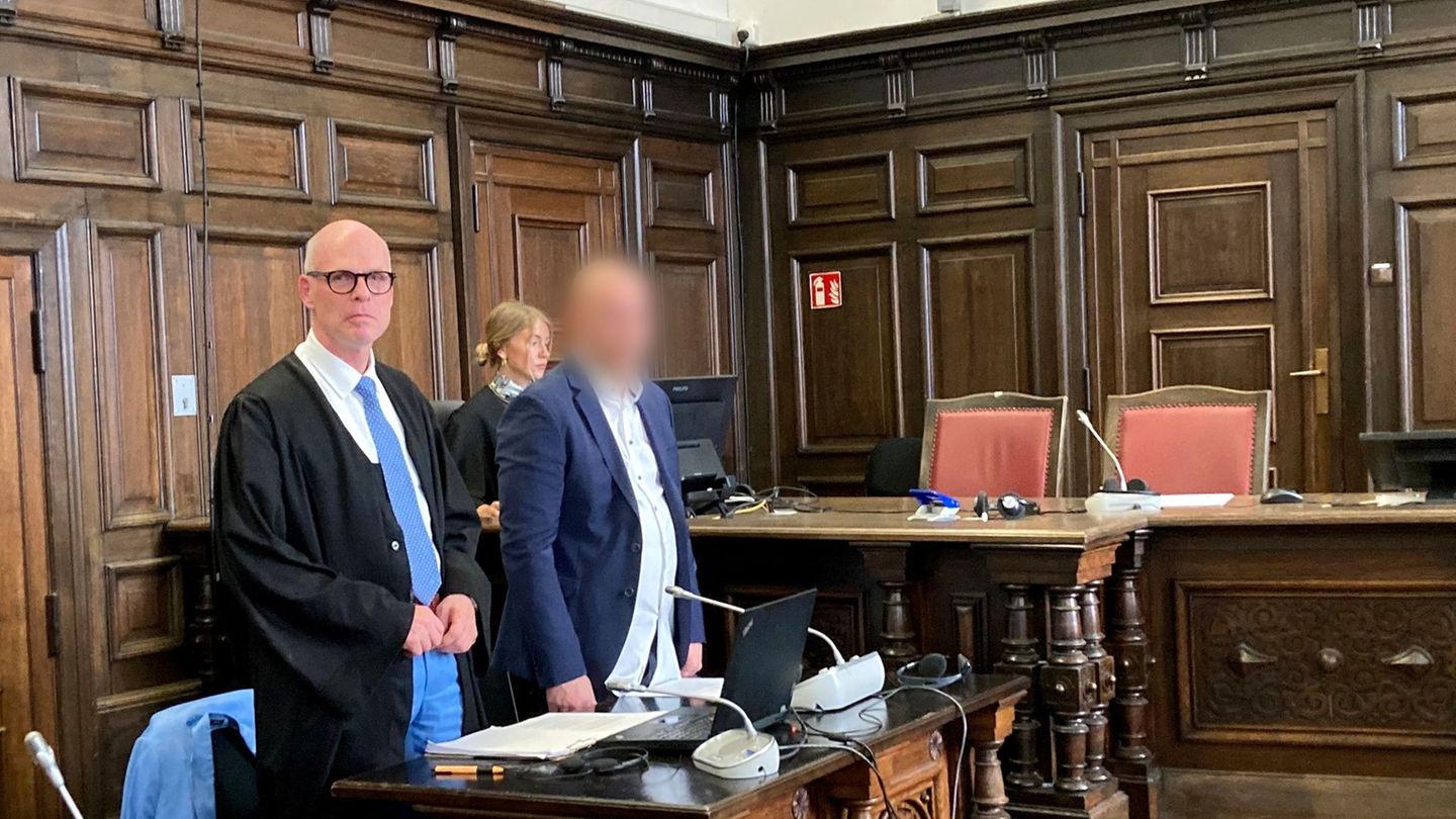 Der Beschuldigte steht wegen Mordes vor Gericht, war aber zum Tatzeitpunkt nach vorläufiger Einschätzung der Staatsanwaltschaft