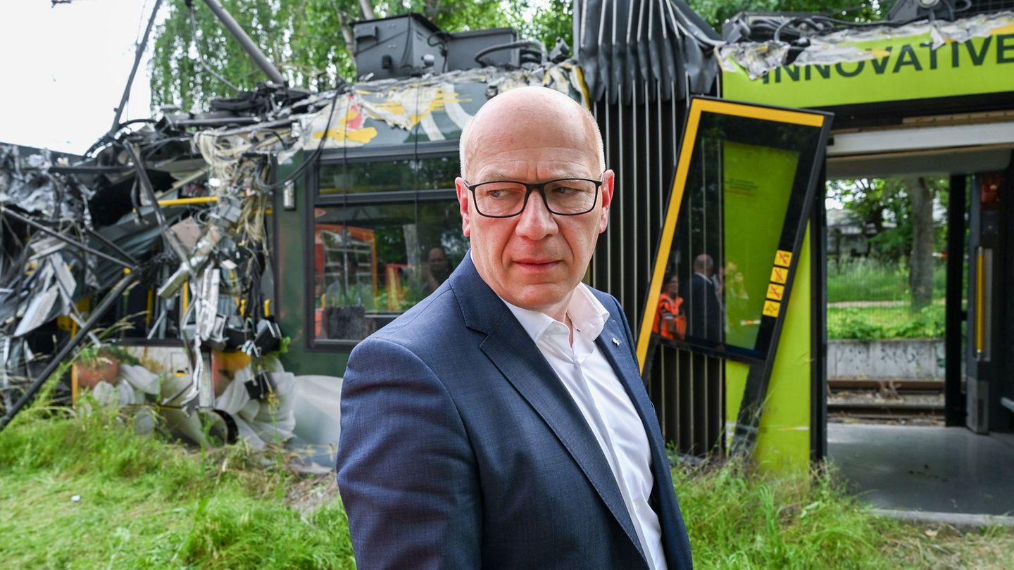Kai Wegner informiert sich an der Unfallstelle einer entgleisten Straßenbahn in Neu Hohenschönhausen. Foto: Jens Kalaene/dpa