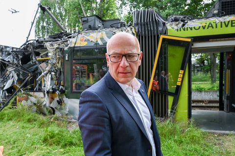 Kai Wegner informiert sich an der Unfallstelle einer entgleisten Straßenbahn in Neu Hohenschönhausen. Foto: Jens Kalaene/dpa