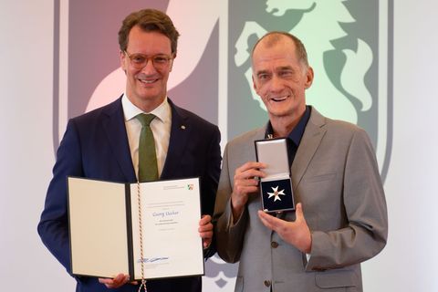 Ministerpräsident Hendrik Wüst (CDU, l) verleiht den Verdienstorden des Landes Nordrhein-Westfalen an den Schauspieler Georg Uec