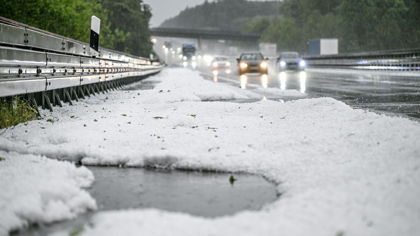 Bei einem Unwetter hagelt es über der A7 bei Heidenheim. Foto: Jason Tschepljakow/dpa