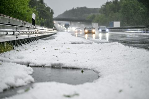 Bei einem Unwetter hagelt es über der A7 bei Heidenheim. Foto: Jason Tschepljakow/dpa