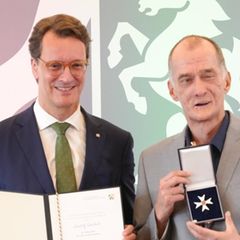 Georg Uecker posiert neben NRW-Ministerpräsident Hendrik Wüst.
