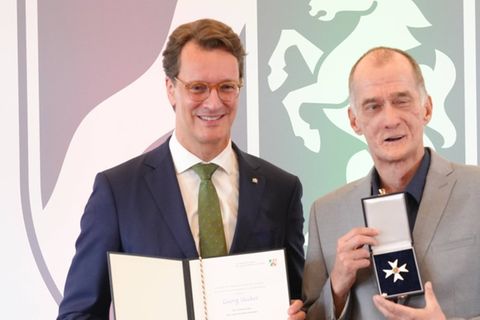 Georg Uecker posiert neben NRW-Ministerpräsident Hendrik Wüst.