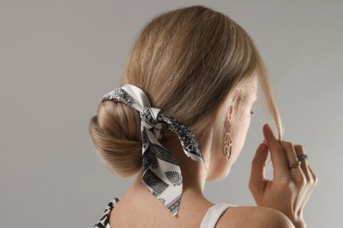 Seidentücher oder Bandanas lassen sich nicht nur auf dem Kopf, sondern auch in der Frisur tragen.