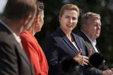 Mette Frederiksen (2. v. r.) mit Vertretern ihrer Koalition