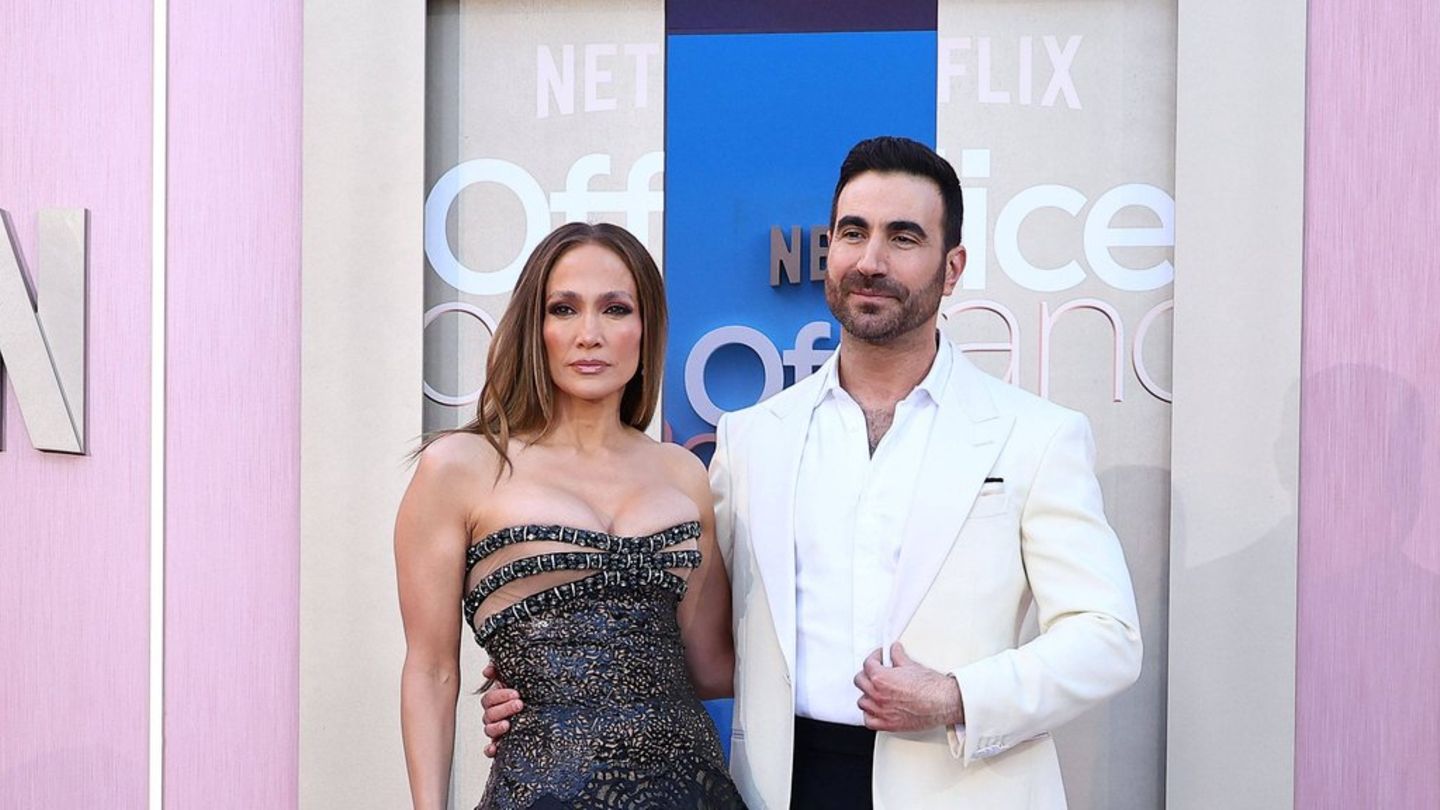 Jennifer Lopez hat Gerüchte um eine mögliche Romanze mit ihrem „Office Romance"-Co-Star Brett Goldstein dementiert.