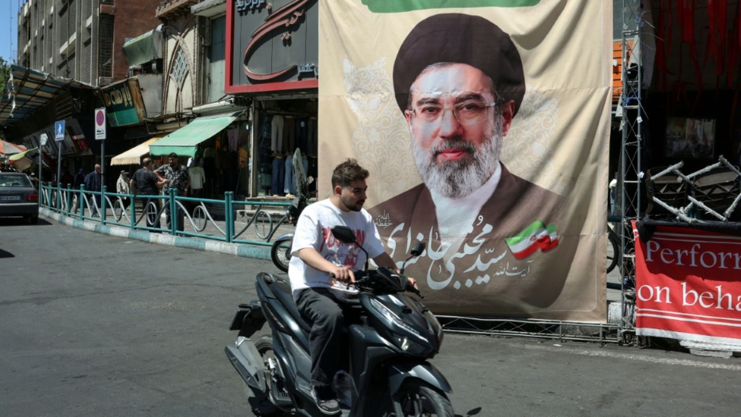 Modschtaba Chamenei auf Plakat in Teheran