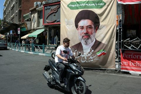 Modschtaba Chamenei auf Plakat in Teheran