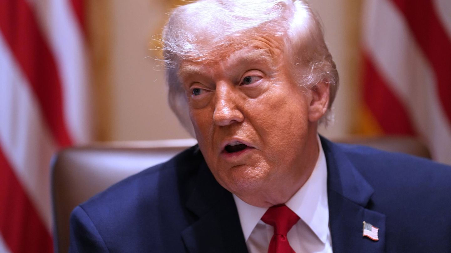 Donald Trump lockerte zunächst die Regeln für die KI-Industrie. (Archivbild) Foto: Jacquelyn Martin/AP/dpa