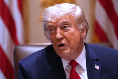 Donald Trump lockerte zunächst die Regeln für die KI-Industrie. (Archivbild) Foto: Jacquelyn Martin/AP/dpa