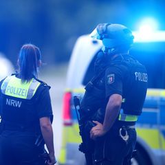 Die Polizei in Dortmund ist bei einer Bedrohungslage im Einsatz, bei der ein Polizist angeschossen wurde