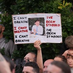Menschen protestieren nach der Veröffentlichung des Videos vor der Polizeiwache von Southampton in Großbritannien