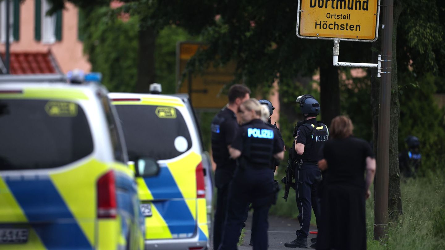 Ort des Einsatzes ist der Dortmunder Stadtteil Höchsten. Foto: Christoph Reichwein/dpa