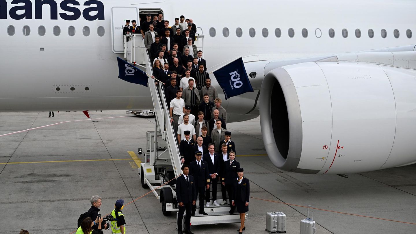 Die deutsche Fußballnationalmannschaft beim Abflug vom Flughafen Frankfurt zur Fußball-Weltmeisterschaft nach Chicago