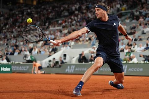 Alexander Zverev bei einem Rückhandschlag in der Defensive. Foto: Dimitar Dilkoff/AFP/dpa