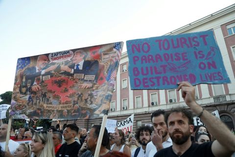 Demonstranten in Tirana