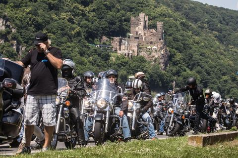 Die Kulisse ist romantisch und das Spektakel laut: Harley-Davidson-Treffen Magic Bike im Mittelrheintal. (Archivbild) Foto: Fran