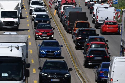 Zum Ende der Pfingstferien wird es voll auf den Straßen. (Archivbild) Foto: Bernd Weißbrod/dpa