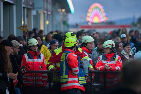 Helfer sind bei Rock am Ring im Einsatz. (Archivbild) Foto: Sascha Ditscher/dpa