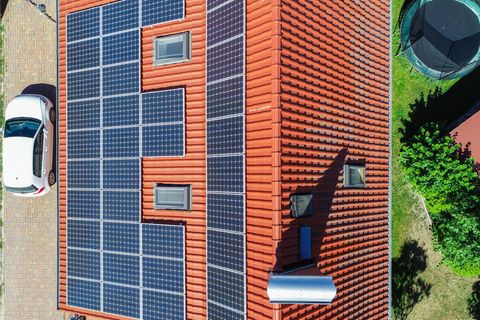 Der Anstieg der Öl- und Benzinpreise führt zu verstärkter Nachfrage nach Solaranlagen und Elektroautos. (Symbolbild) Foto: Patri