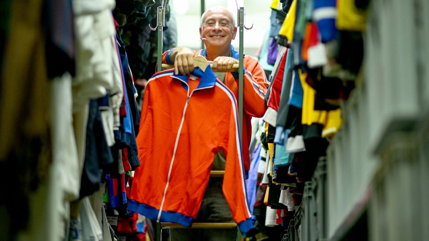 Happy End: Alfons hat „seine“ zweite Trainingsjacke gefunden. Foto: Britta Pedersen/dpa