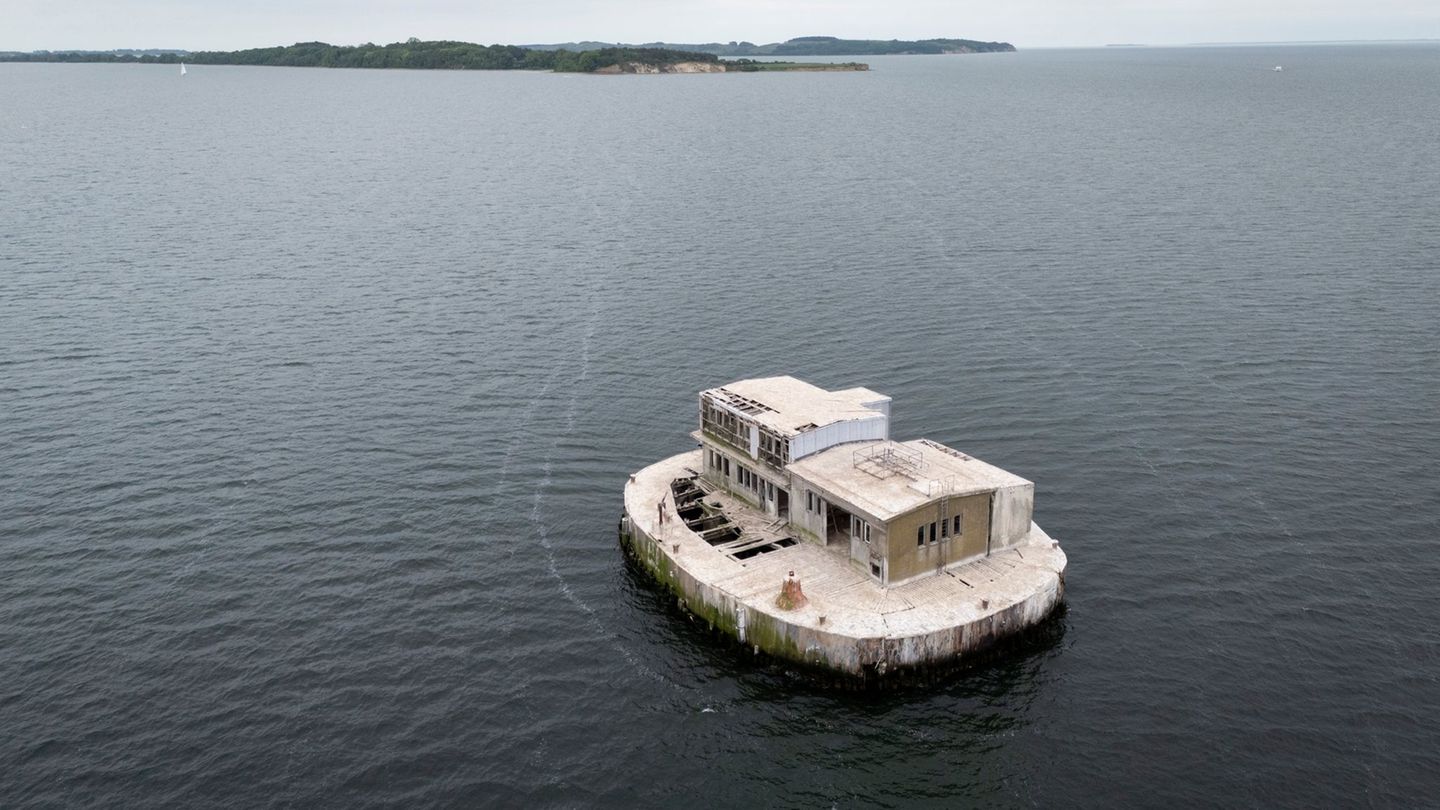 Die künstliche Insel steht im Greifswalder Bodden, südöstlich der Insel Rügen. Foto: Philip Dulian/dpa