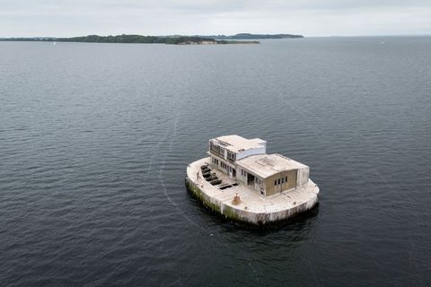 Die künstliche Insel steht im Greifswalder Bodden, südöstlich der Insel Rügen. Foto: Philip Dulian/dpa