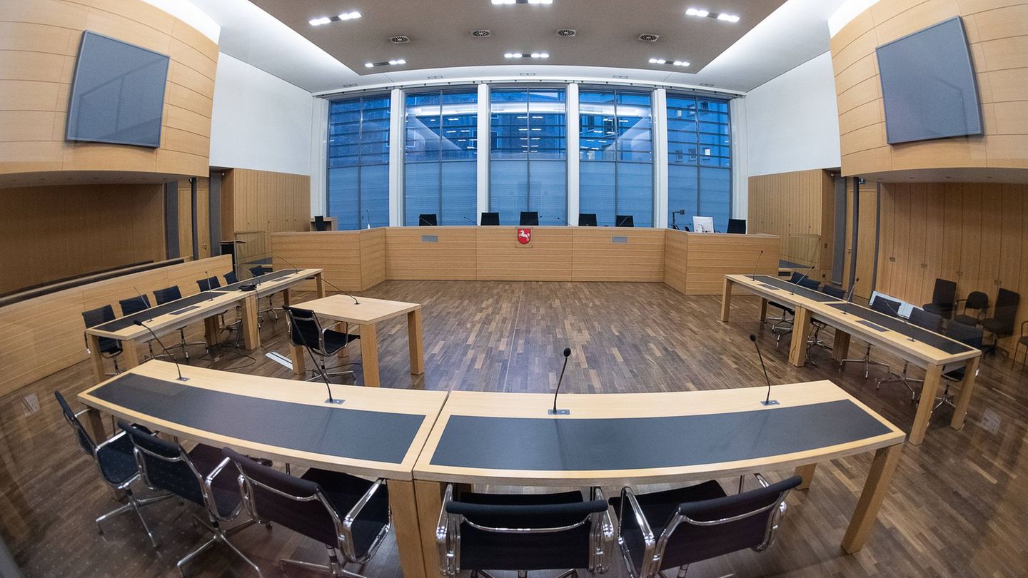 Blick in einen Saal im Landgericht Braunschweig. Dort beginnt ein Prozess um jahrelange Misshandlungen in einem Pflegeheim. (Sym